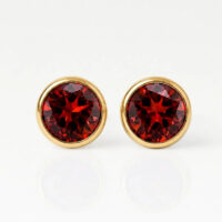 gold-birthstone-garnet-rgb Nina Birthstone Garnet Altın Kaplama 316L Çelik Kulak Delme Küpesi