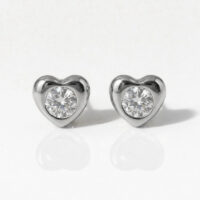 white-heartlite-crystal.jpg Nina Heartlite Crystal Cerrahi Çelik 316L Çelik Kulak Delme Küpesi