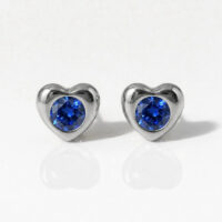 white-heartlite-sapphire.jpg Nina Heartlite Sapphire Cerrahi Çelik 316L Çelik Kulak Delme Küpesi